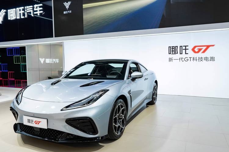 东莞235哪吒汽车在智能汽车领域的表现，领途汽车在新能源汽车市场中的影响力